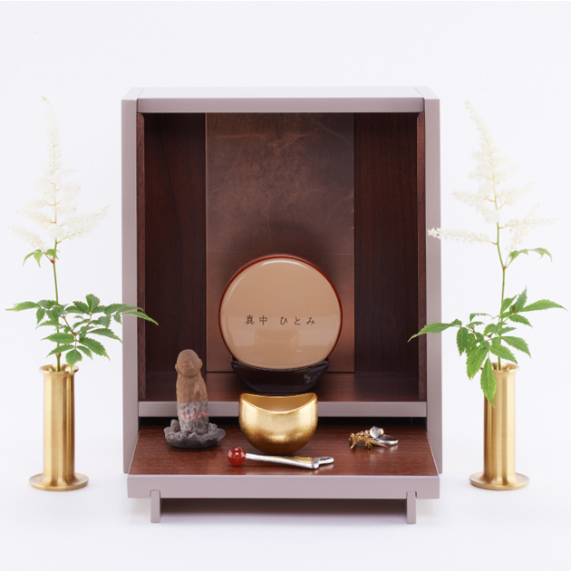 カラーリングと背の箔が美しい小さなお仏壇「GAKU-箔-」銅（ピンクベージュ）、お位牌「ふわり」、羽の琳、偲花立のコーディネート