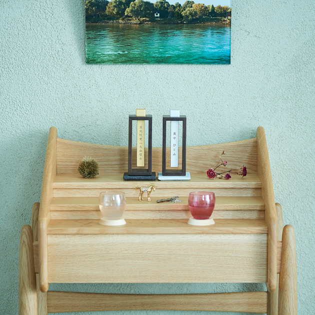 インテリアに馴染む北欧家具のような脚付き仏壇「MUKU」、手元供養の骨壺「永遠の樹」、グラス「咲 -SAKU」のコーディネート