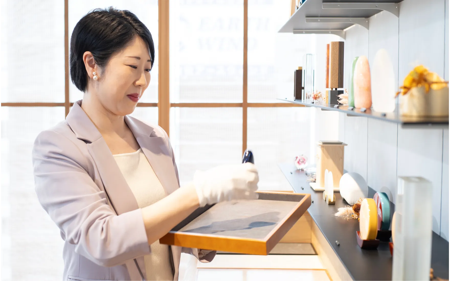 商品を手に取る様子