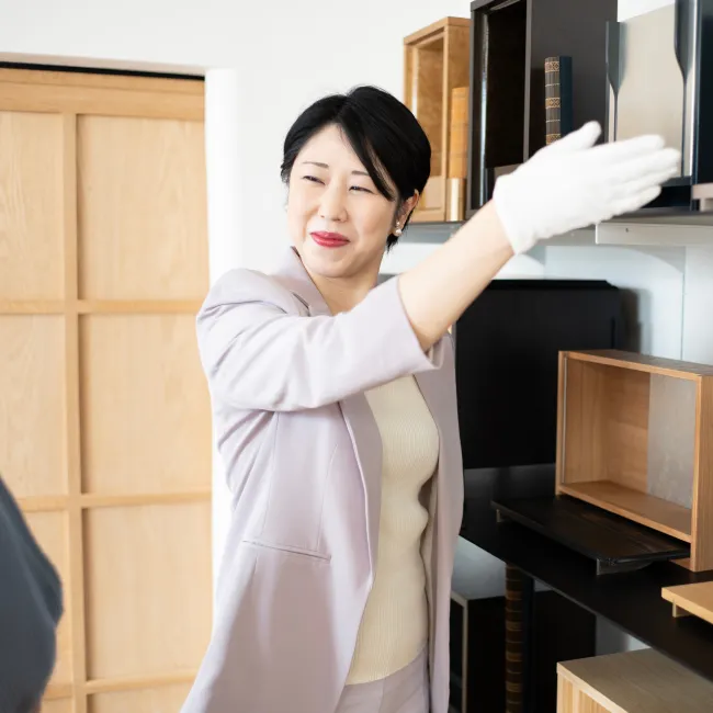 女性が商品の説明をしている画像
