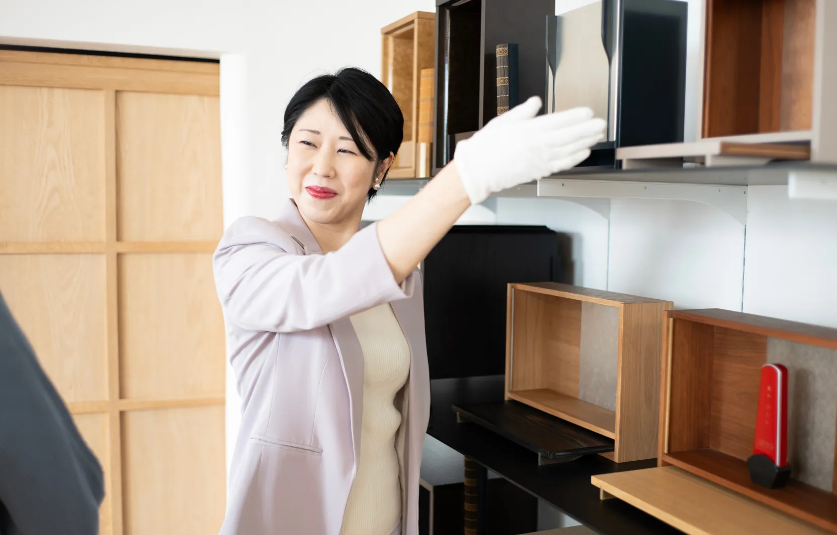 女性が商品の説明をしている画像