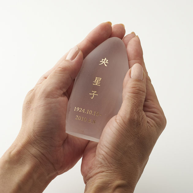 天然石のお位牌「星牌 石」を夫婦色違いで並べた様子