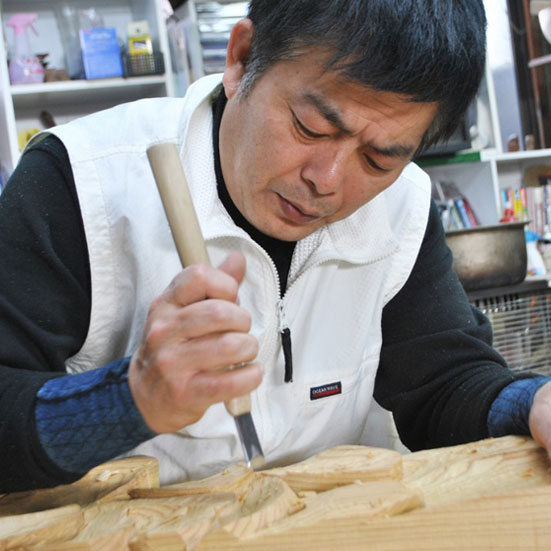 職人が彫刻する様子
