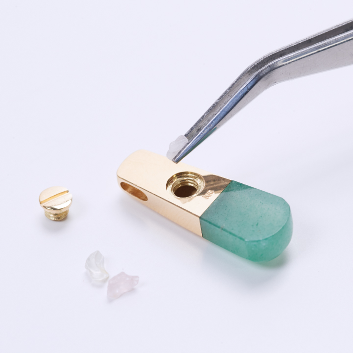 天然石のご遺骨ペンダント「星のおくりもの ゴールド」アベンのペンダントトップを開けた様子