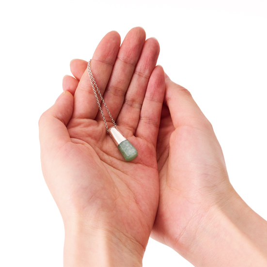 天然石のご遺骨ペンダント「星のおくりもの シルバー」を掌に載せた様子