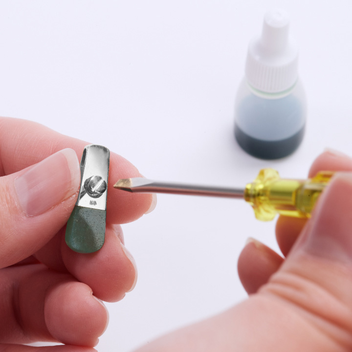 天然石のご遺骨ペンダント「星のおくりもの シルバー」アベンのペンダントトップの蓋を閉める様子