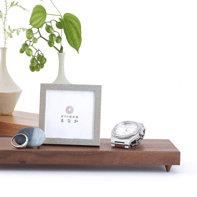 写真立て「偲額」と時計を並べた様子