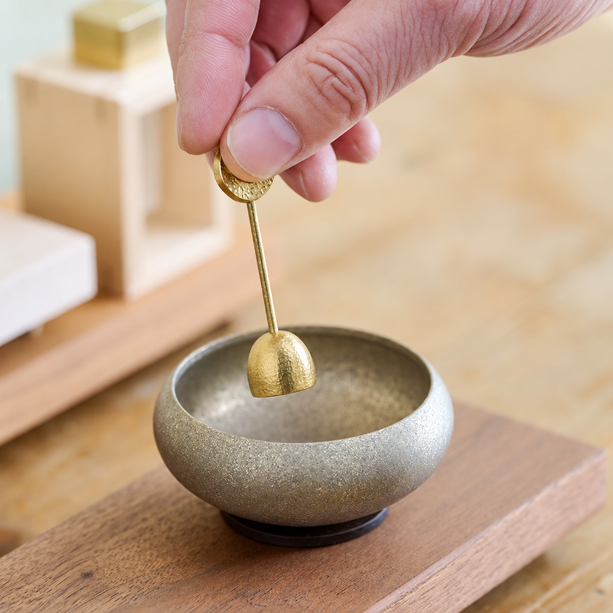 おりん「温祈天目」を鳴らす様子