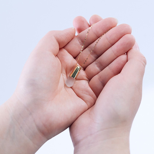 天然石のご遺骨ペンダント「星のおくりもの」を掌に載せた様子