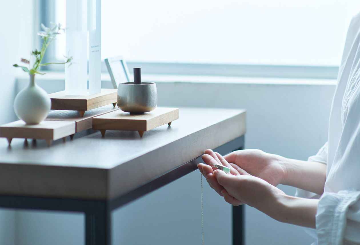 天然石のご遺骨ペンダント「星のおくりもの」を手に持つ様子