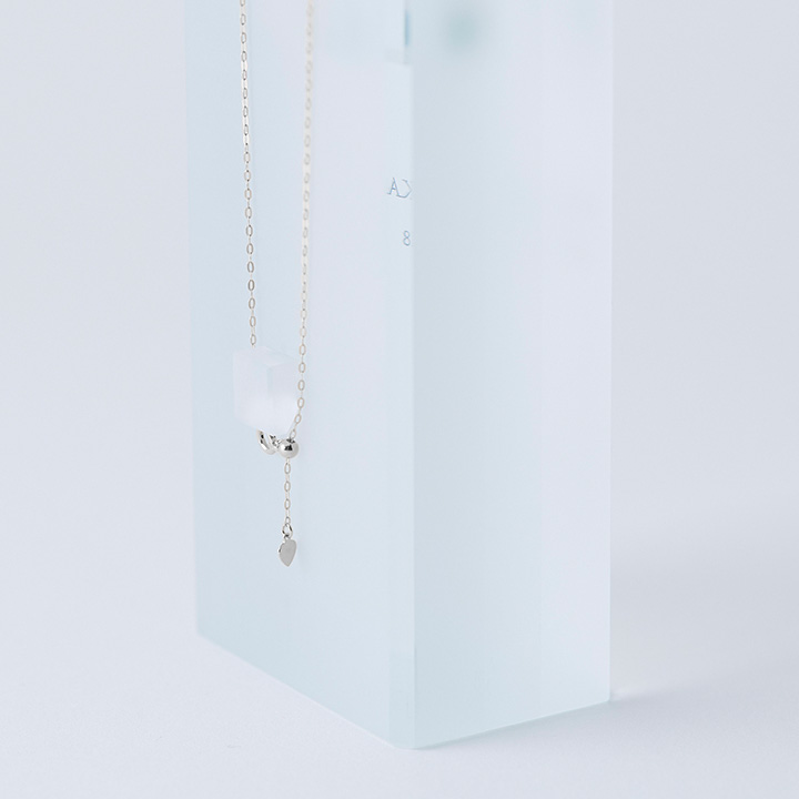 天然石のご遺骨ペンダント「星のおくりもの 専用台座付き」ののチェーンのアップ