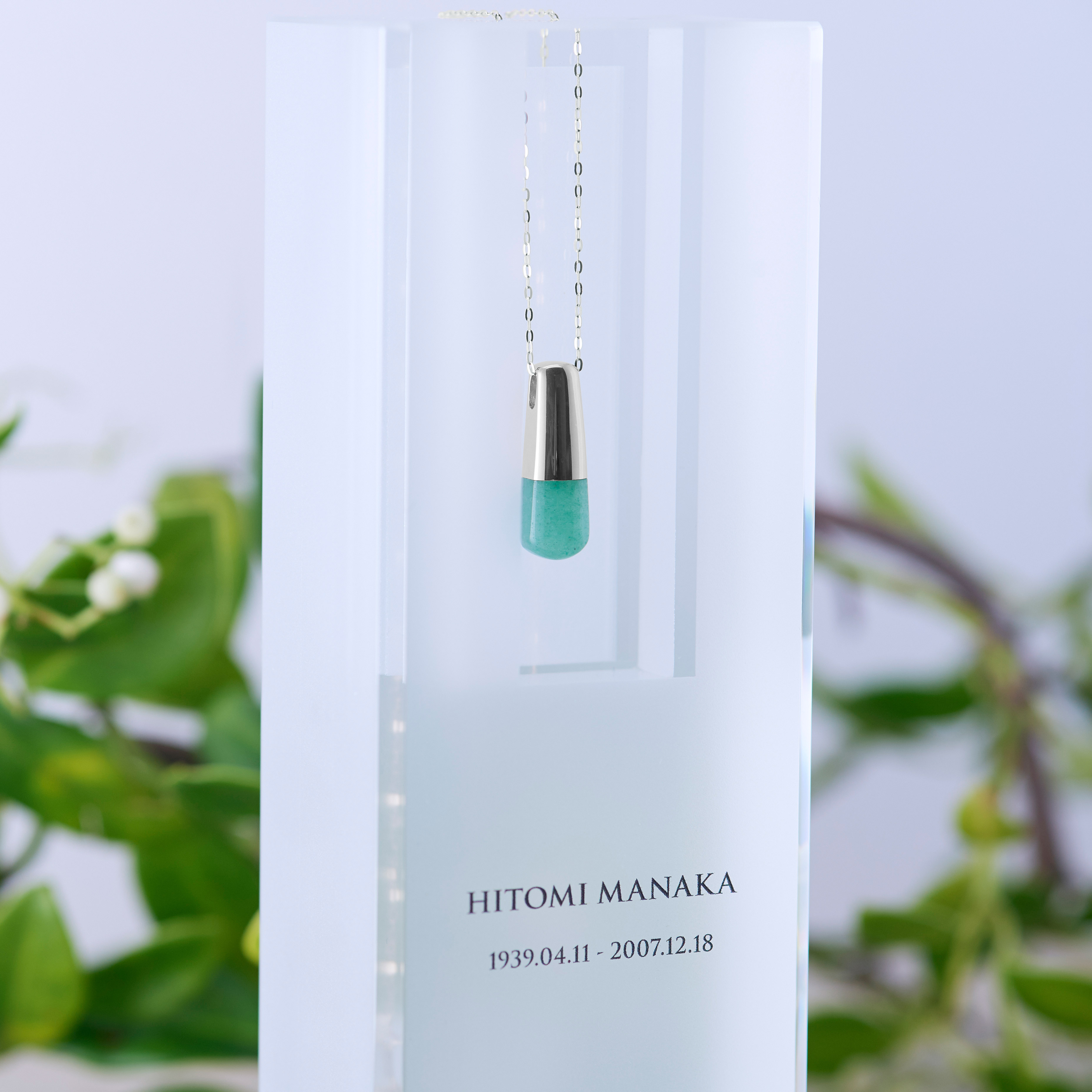 天然石のご遺骨ペンダント「星のおくりもの 専用台座付き」の名入れアップ