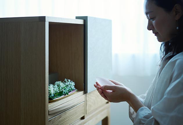 天然石のお位牌「星牌 石」の消水晶を手にとって眺める様子