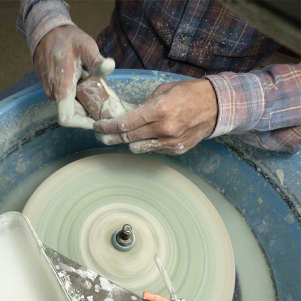 天然石のお位牌「星牌 石」を宝石職人が磨き上げる様子