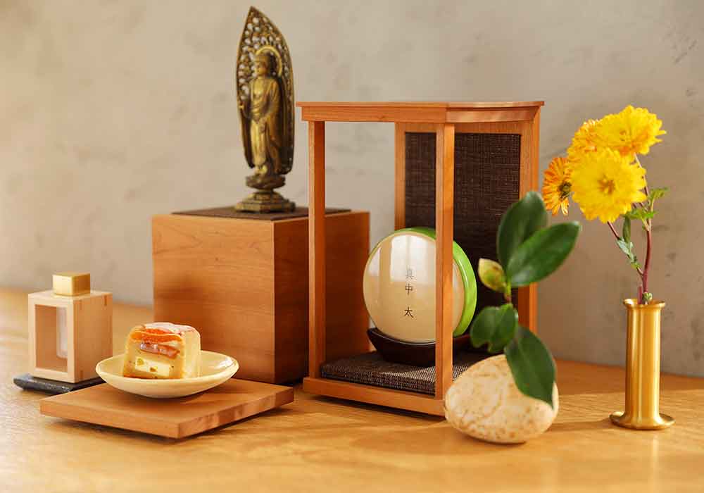 お仏壇「DECO」にお菓子をお供えした様子