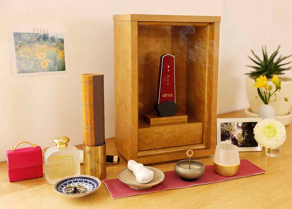 お仏壇「偲庵」にお菓子をお供えした様子