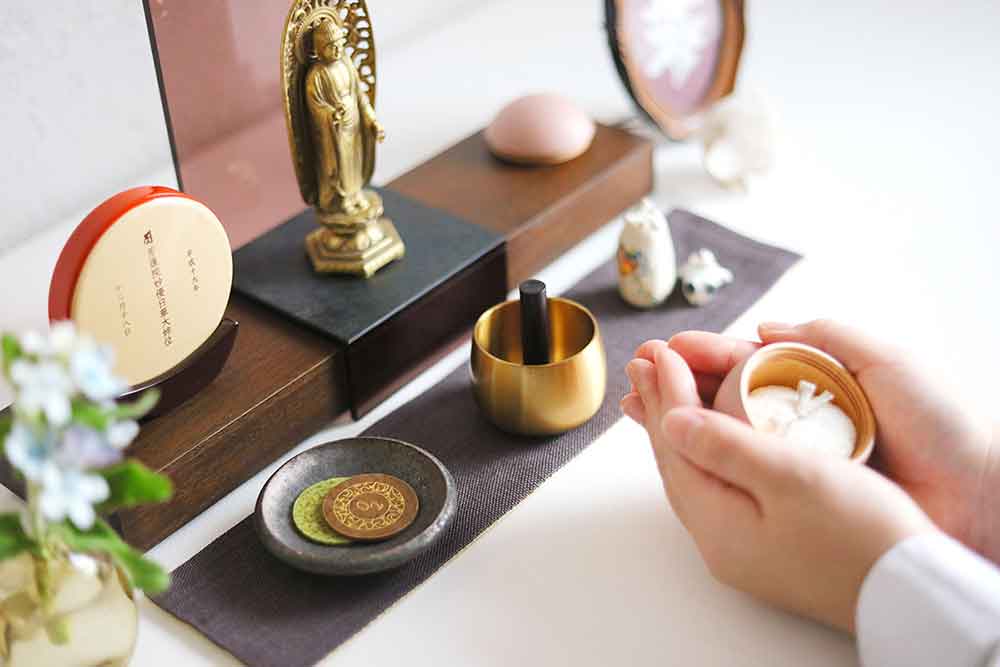 ステージ仏壇「座」にお菓子をお供えした様子