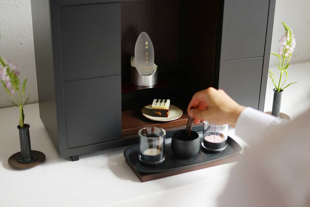 上置き仏壇「朝と夜」にお菓子をお供えする様子