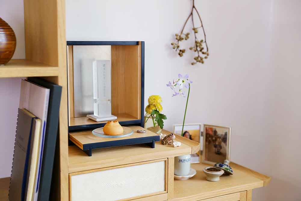 お位牌・宿牌と青柳総本家の「カエルまんじゅう」をお供えした様子