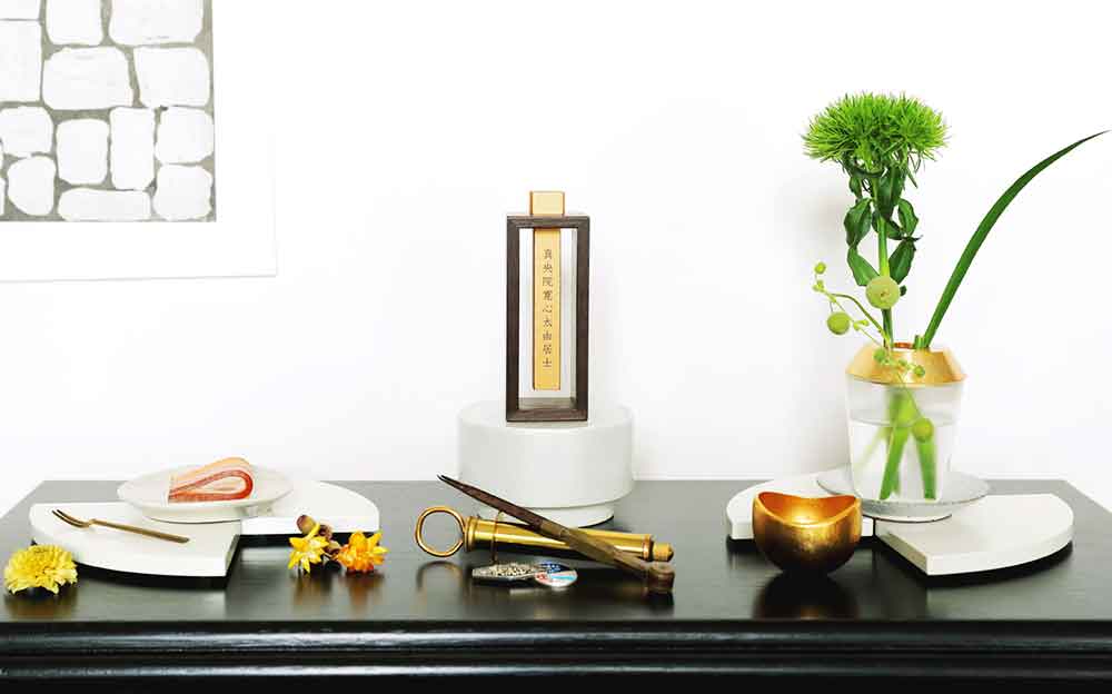 お位牌「永遠の樹」を供養台「KUMO」にお祀りした様子