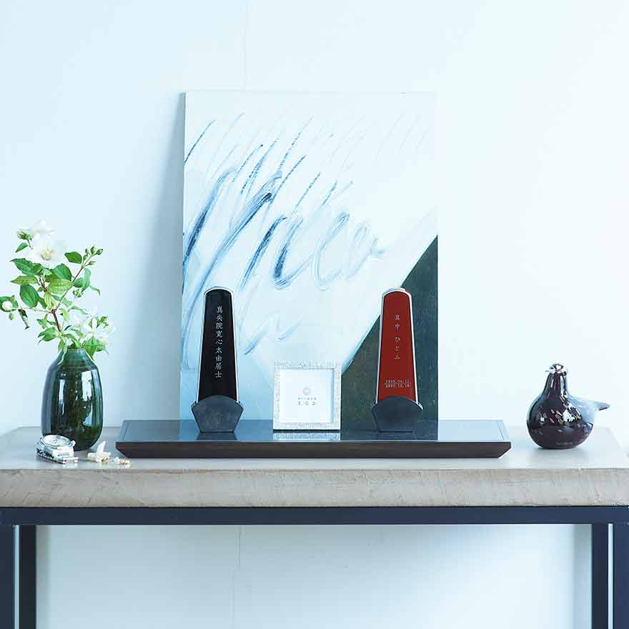 お位牌「古今牌」を供養台「mirror」にお祀りした様子