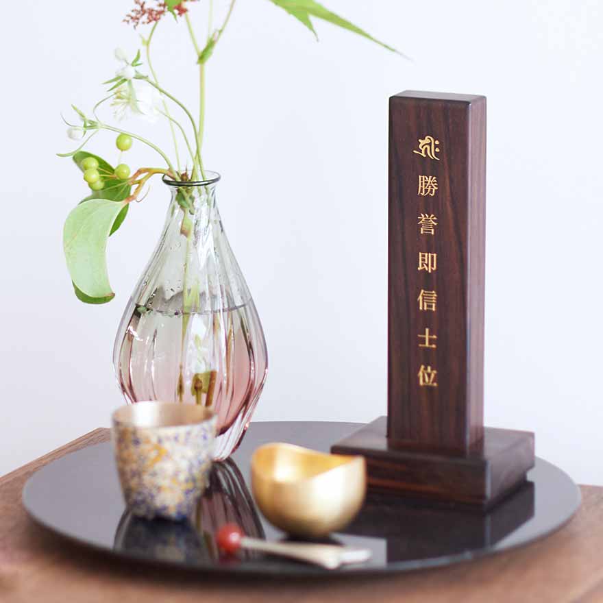 お位牌「虚空檀」、「羽のりん」を「いのりの供養台 ラウンド」にお祀りした様子