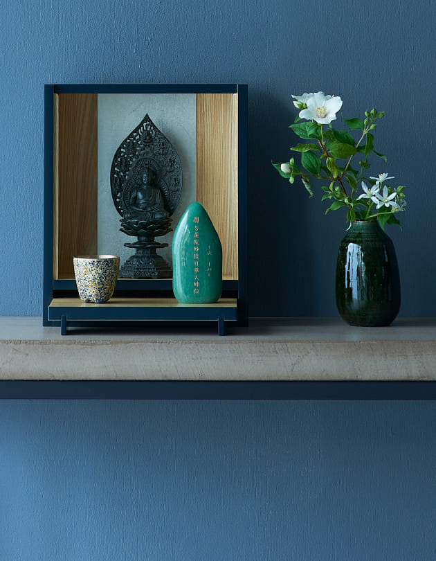 コンパクトなブルーのお仏壇を玄関に飾る