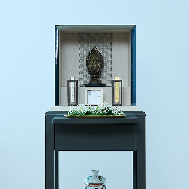骨壺とお位牌が一体となった、木枠で浮遊するお位牌「永遠の樹」と脚付き仏壇「Andante」のコーディネート