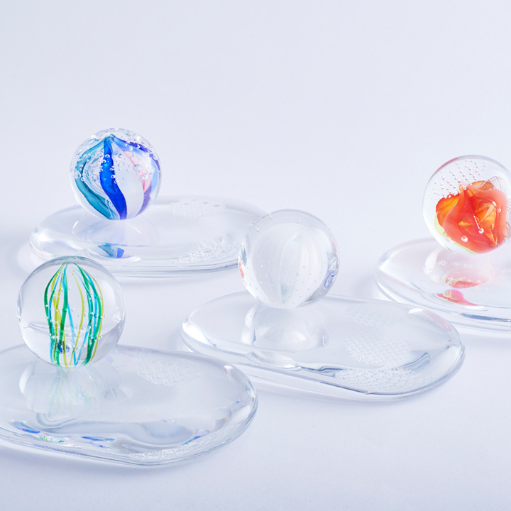 吹きガラスでできた一点一点異なるカラフルな球体と江戸切子のお位牌「ひかり」4種類
