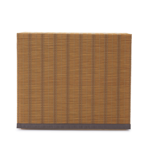 暮らしに寄り添うシンプルな箱型のお仏壇「偲壇」竹のすだれをかけた正面