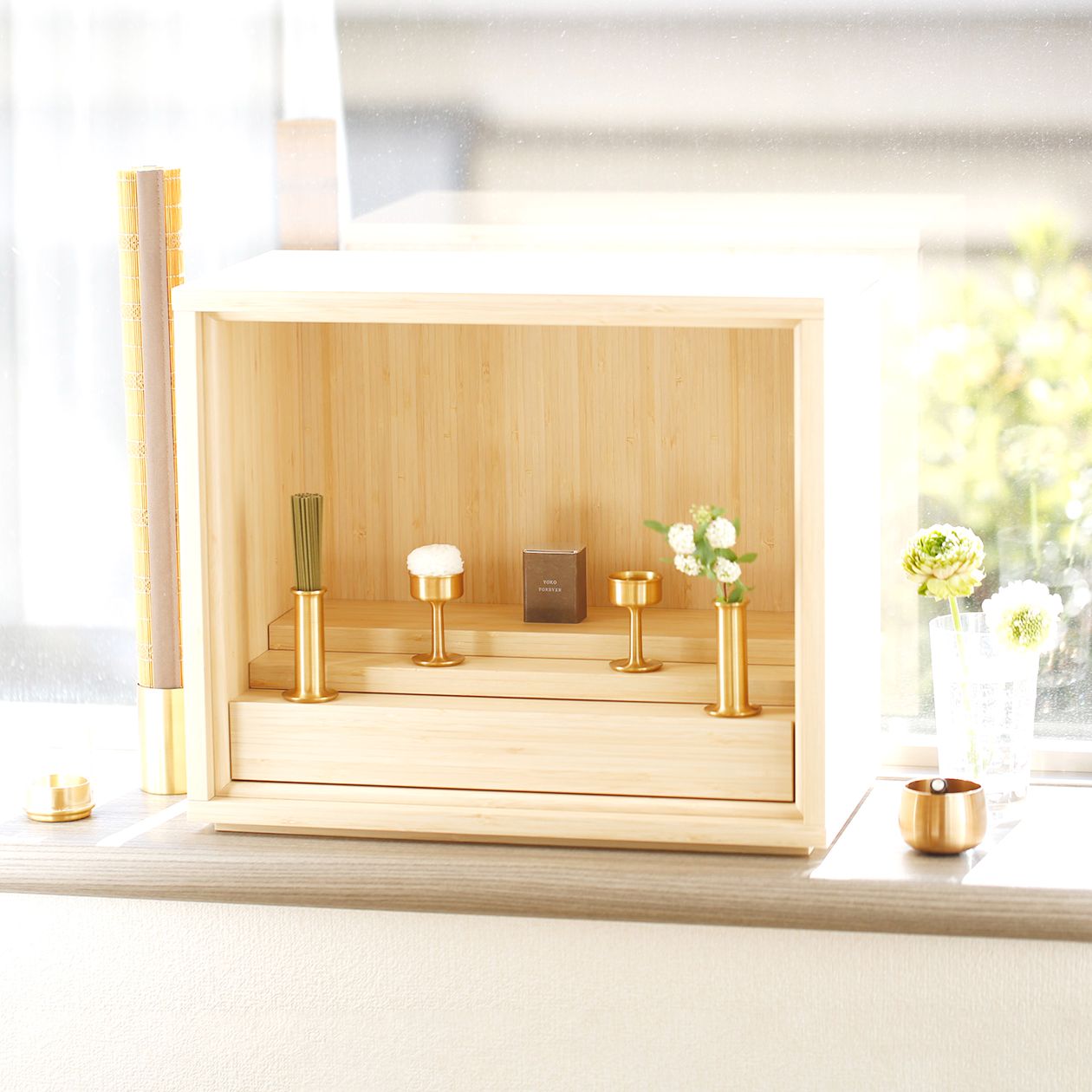暮らしに寄り添うシンプルな箱型のお仏壇「偲壇」竹と偲シリーズの仏具のコーディネート