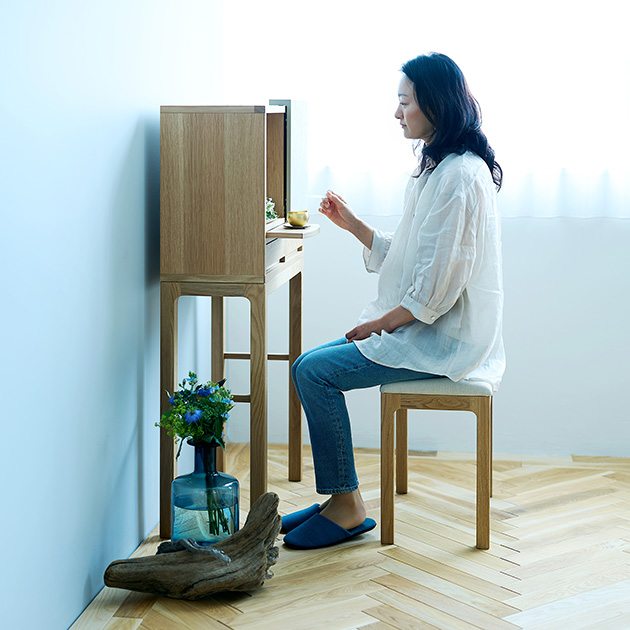 2つのフレームを持つ、家具のような椅子付きのお仏壇「Think Chair」