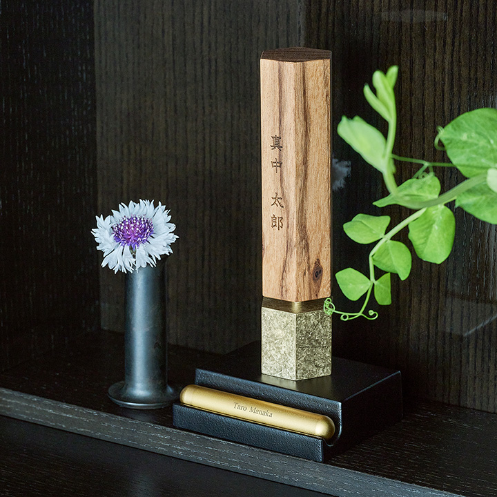 暮らしに寄り添うシンプルな箱型のお仏壇「偲壇」墨に位牌「然」をお祀りする