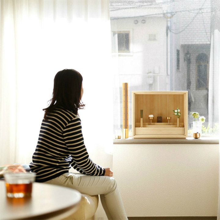 暮らしに寄り添うシンプルな箱型のお仏壇「偲壇」竹を眺める