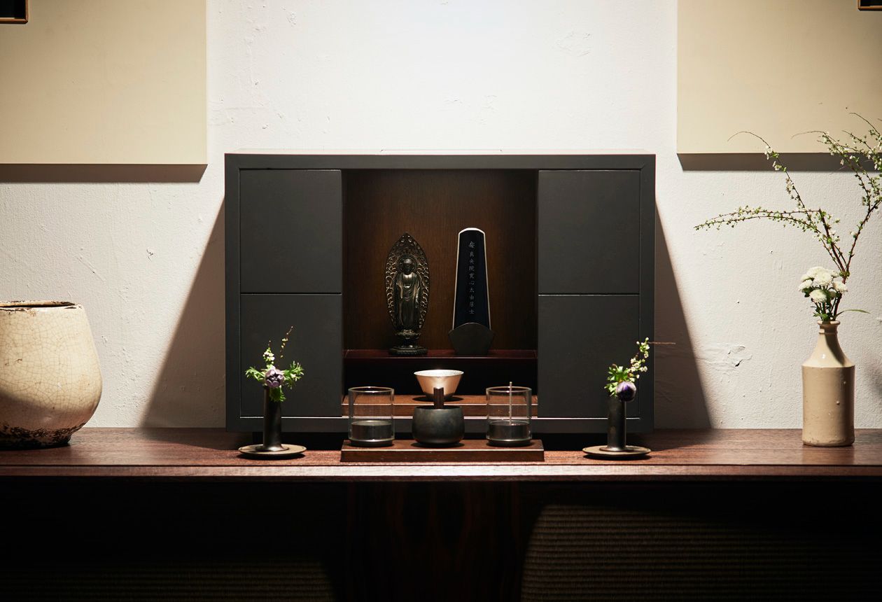 居住空間に調和するカラーリングが魅力の箱型仏壇「朝と夜」ブラックにお位牌「古今牌」とご本尊をお祀りする