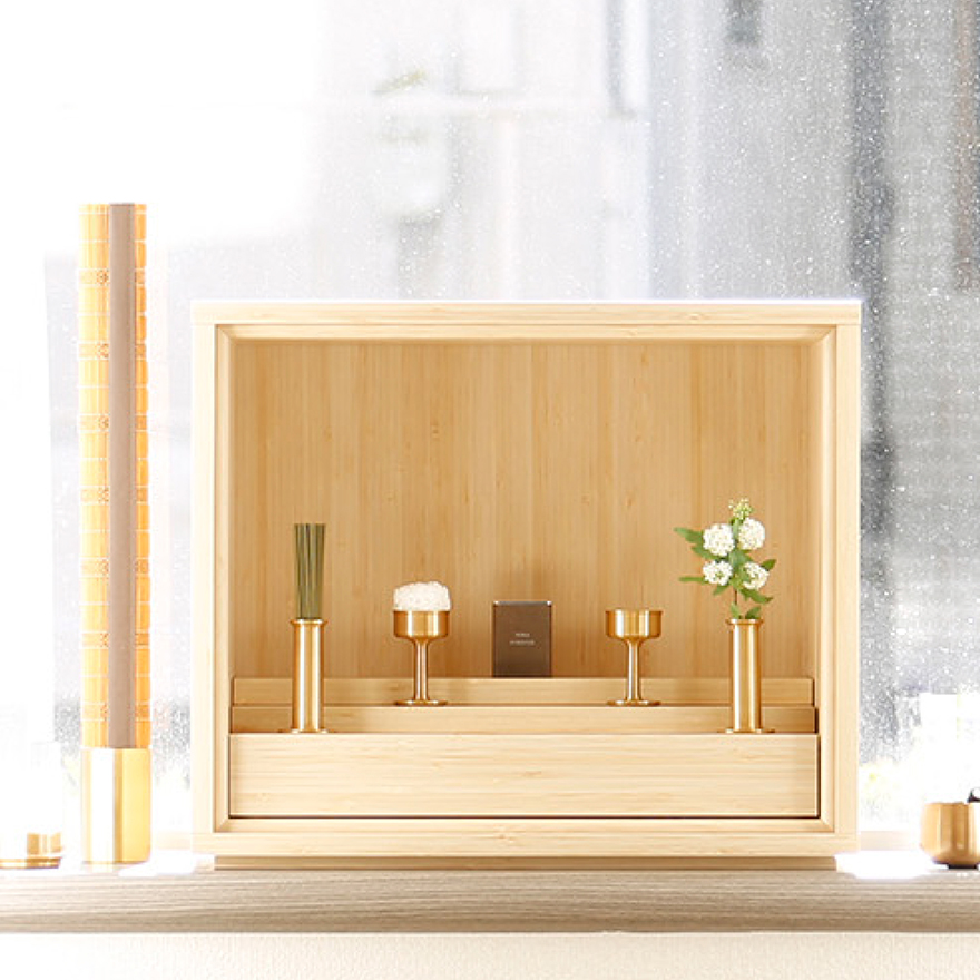 窓辺に置いた暮らしに寄り添うシンプルな箱型のお仏壇「偲壇」竹、偲シリーズの仏具のコーディネート