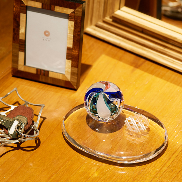 吹きガラスでできた球体と江戸切子のお位牌「ひかり」の設置例のアップ
